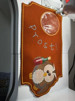 Vollstickdatei Eule mit Weinflasche